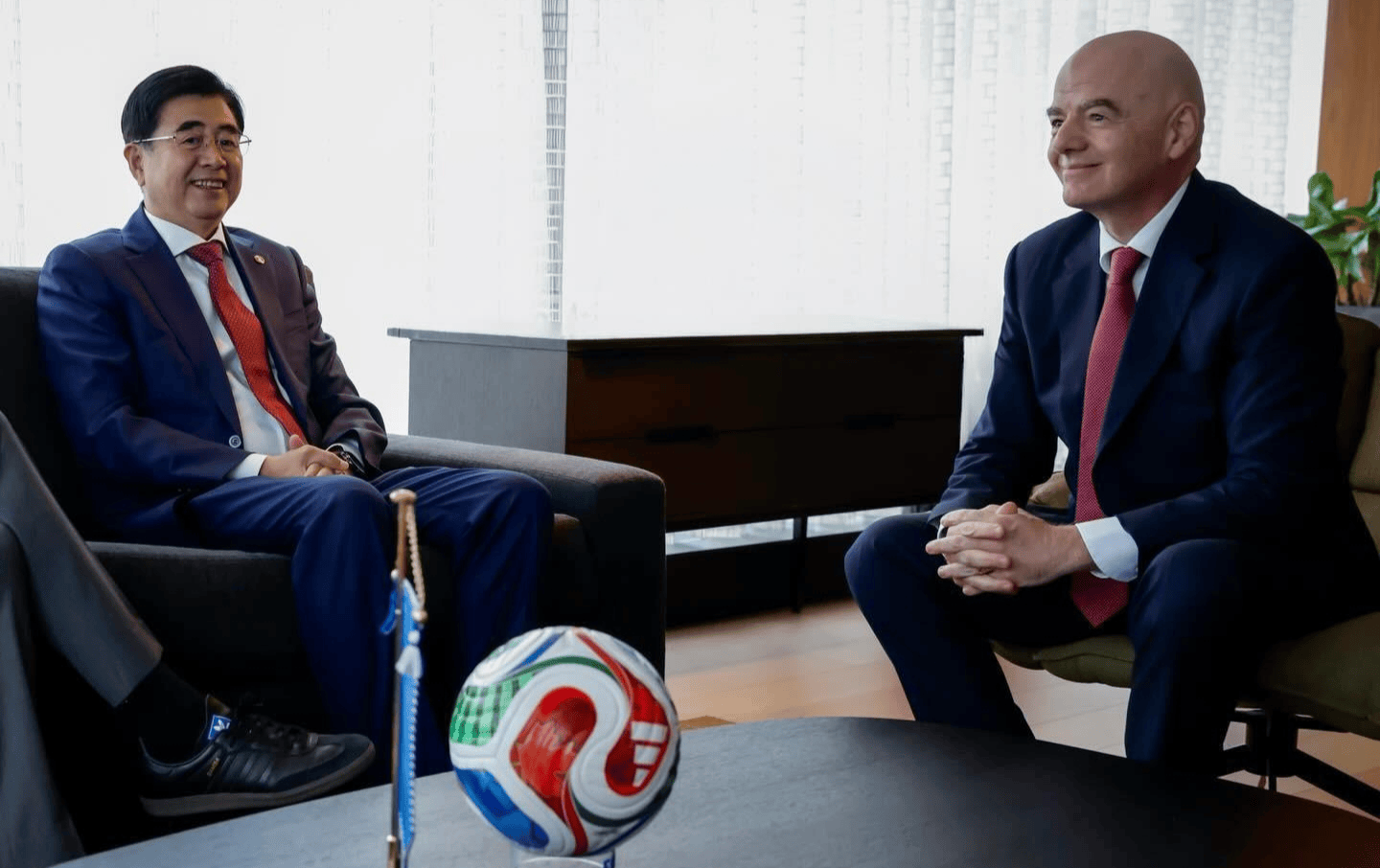 娱乐平台-FIFA秘书长已抵京+温格陪同！已与足协主席见面 全力劝说央视签字